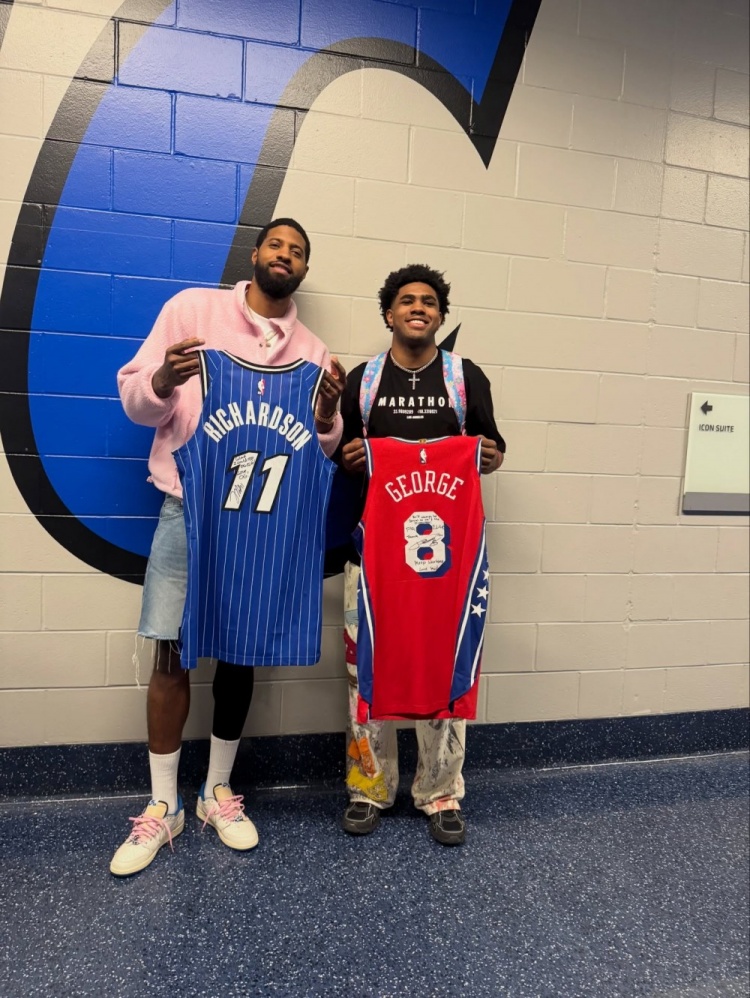 b体育app-差着辈分！乔治和魔术理查德森合影 后者曾是乔治AAU球队球员