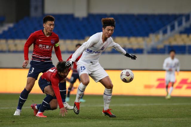 b体育-【中超】杨旭头球中框赵明剑失良机 重庆0比0申花