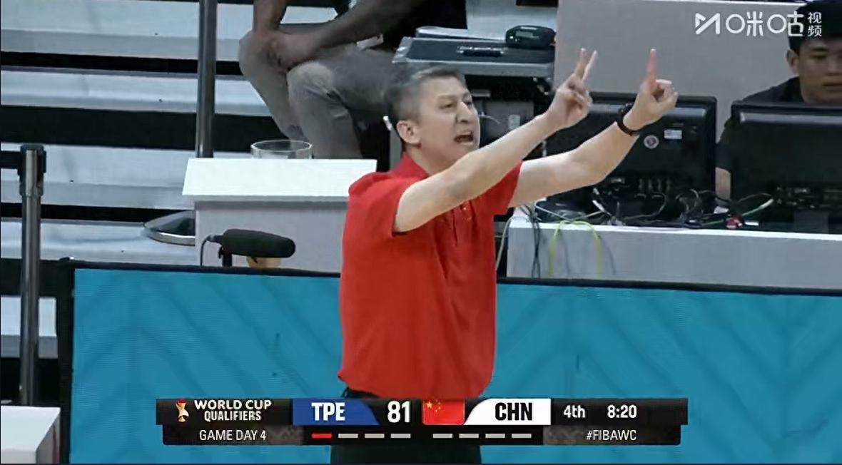 b体育下载-谁注意到，赛后一官员在中国队更衣室哭得像小孩，郭导抱着他安抚