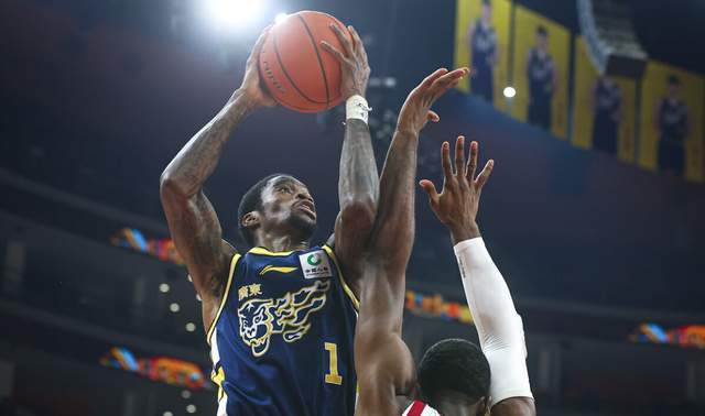 b体育app-CBA最新排名！广东连升2名杀到榜首，首钢重返第4，辽篮仅排第15