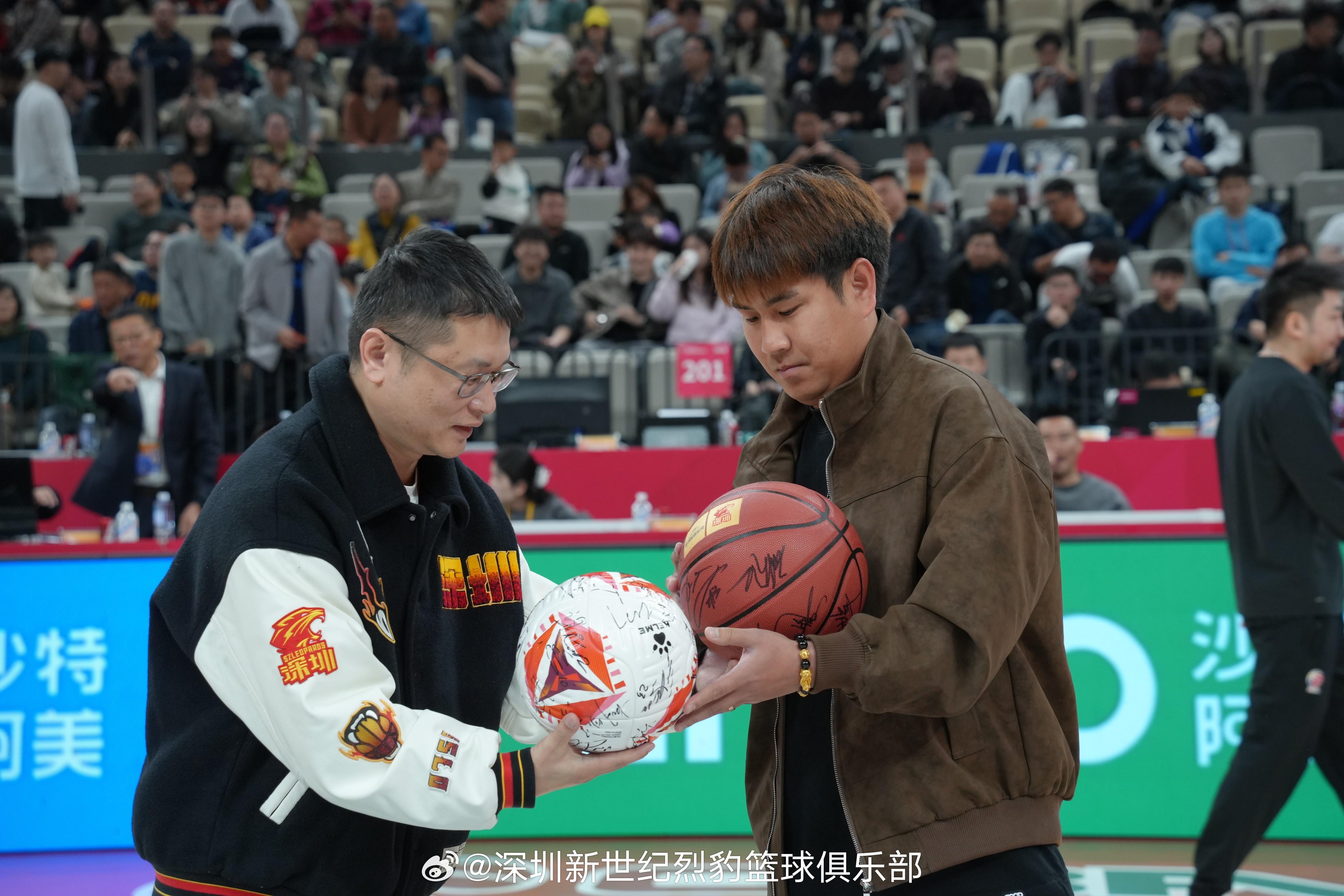 b体育下载-深圳青年人全队现场观战深圳烈豹，双方还进行了礼物互换